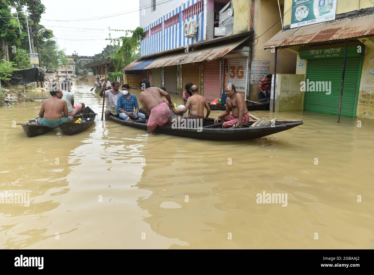 Ghatal, India. 02 agosto 2021. La gente usa la barca per spostarsi nella zona di Ghatal del distretto di Paschim Medinipur. La regione è allagata a causa di un aumento del livello delle acque del fiume Shilabati e diversi distretti del Bengala stanno affrontando un pesante deflusso degli ultimi giorni a causa della bassa pressione che si è formata sulla baia del Bengala. La suddivisione del Ghatal nel distretto di Paschim Medinipur del Bengala occidentale è considerata il posto più vulnerabile ad un disastro climatico che è inondazione. (Foto di Sukhomoy Sen/Pacific Press) Credit: Pacific Press Media Production Corp./Alamy Live News Foto Stock