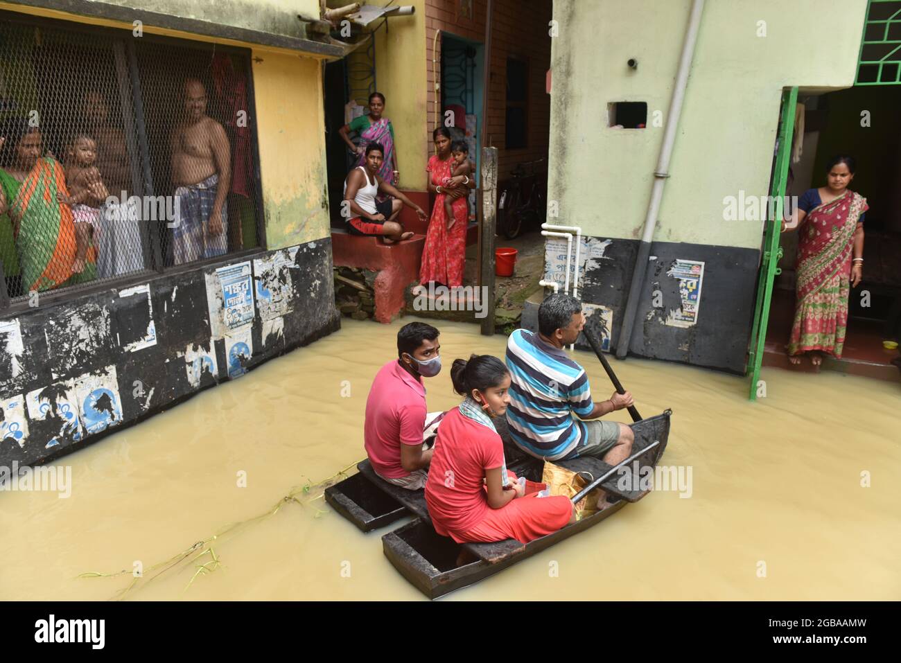 Ghatal, India. 02 agosto 2021. La gente usa la barca per spostarsi nella zona di Ghatal del distretto di Paschim Medinipur. La regione è allagata a causa di un aumento del livello delle acque del fiume Shilabati e diversi distretti del Bengala stanno affrontando un pesante deflusso degli ultimi giorni a causa della bassa pressione che si è formata sulla baia del Bengala. La suddivisione del Ghatal nel distretto di Paschim Medinipur del Bengala occidentale è considerata il posto più vulnerabile ad un disastro climatico che è inondazione. (Foto di Sukhomoy Sen/Pacific Press) Credit: Pacific Press Media Production Corp./Alamy Live News Foto Stock