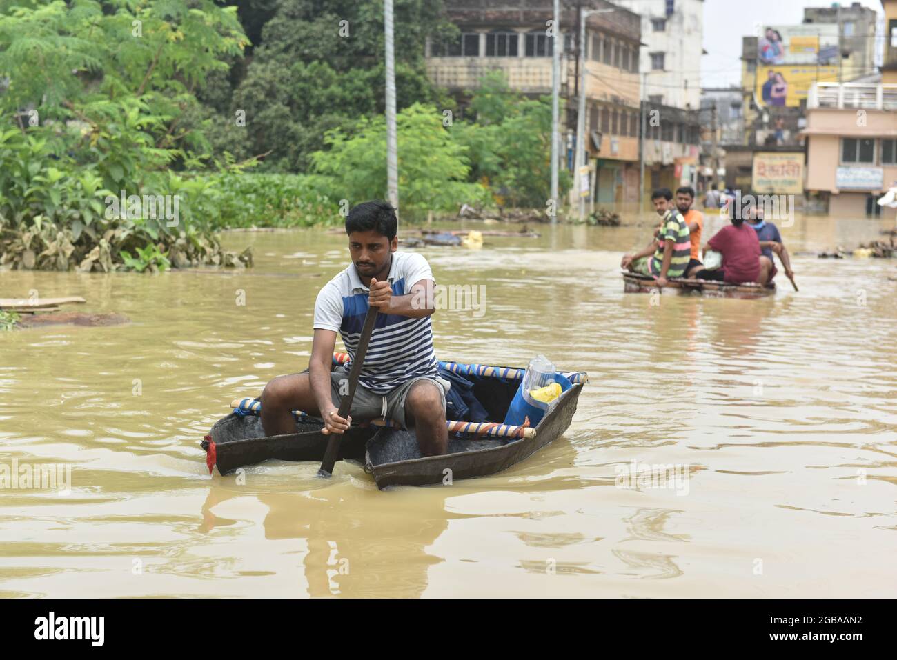 Ghatal, India. 02 agosto 2021. La gente usa la barca per spostarsi nella zona di Ghatal del distretto di Paschim Medinipur. La regione è allagata a causa di un aumento del livello delle acque del fiume Shilabati e diversi distretti del Bengala stanno affrontando un pesante deflusso degli ultimi giorni a causa della bassa pressione che si è formata sulla baia del Bengala. La suddivisione del Ghatal nel distretto di Paschim Medinipur del Bengala occidentale è considerata il posto più vulnerabile ad un disastro climatico che è inondazione. (Foto di Sukhomoy Sen/Pacific Press) Credit: Pacific Press Media Production Corp./Alamy Live News Foto Stock