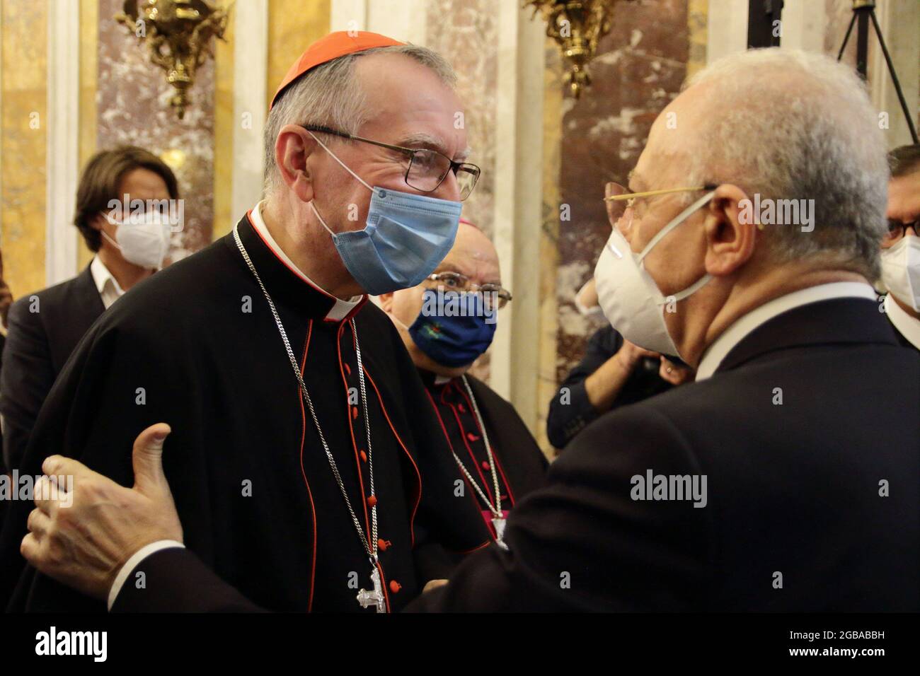 Il Segretario di Stato Vaticano, il Cardinale Pietro Parolin, ha visitato la tomba di Sant'Alfonso Maria dei Liguori, Dottore della Chiesa, i cui resti sono conservati nella Basilica Pontificia omonima. Nel giorno in cui si celebra il Santo patrono della città di Pagani, il giorno in cui il santo ha lasciato la sua vita terrena, il Cardinale Parolin si è fermato in preghiera nella cripta dedicata al Santo e ha poi incontrato i Padri Redentoristi e il Governatore della Regione Campania, Vincenzo De Luca. La sera alle 20:00 Concelebrazione della Santa Messa in Piazza Sant'Alfonso alla presenza dei fedeli Foto Stock