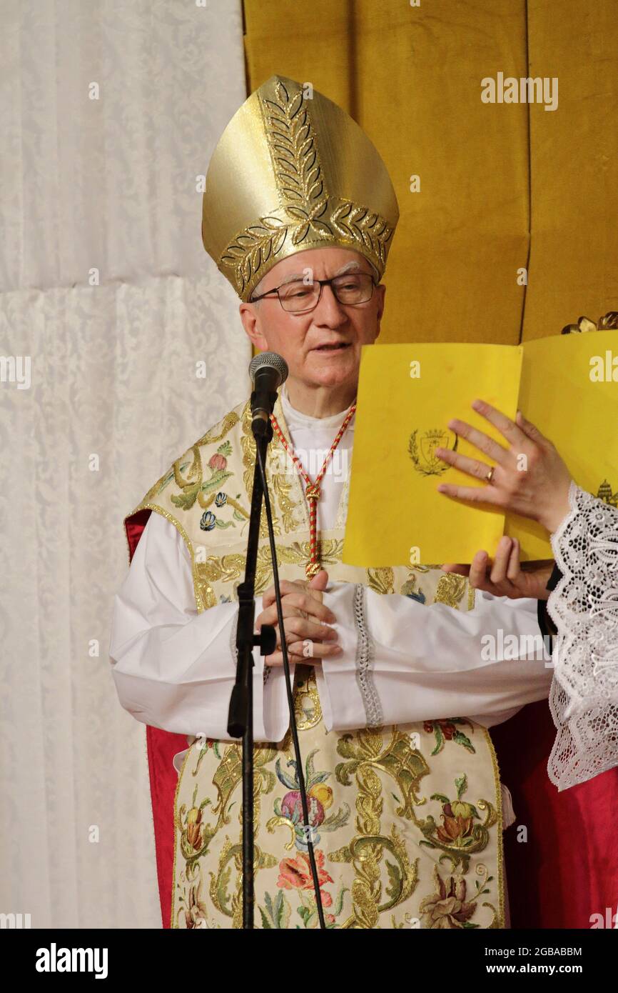 Il Segretario di Stato Vaticano, il Cardinale Pietro Parolin, ha visitato la tomba di Sant'Alfonso Maria dei Liguori, Dottore della Chiesa, i cui resti sono conservati nella Basilica Pontificia omonima. Nel giorno in cui si celebra il Santo patrono della città di Pagani, il giorno in cui il santo ha lasciato la sua vita terrena, il Cardinale Parolin si è fermato in preghiera nella cripta dedicata al Santo e ha poi incontrato i Padri Redentoristi e il Governatore della Regione Campania, Vincenzo De Luca. La sera alle 20:00 Concelebrazione della Santa Messa in Piazza Sant'Alfonso alla presenza dei fedeli Foto Stock