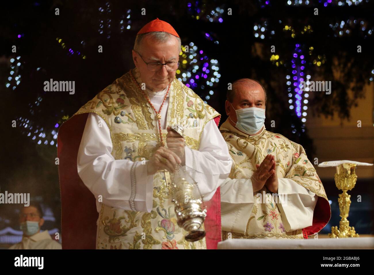 Il Segretario di Stato Vaticano, il Cardinale Pietro Parolin, ha visitato la tomba di Sant'Alfonso Maria dei Liguori, Dottore della Chiesa, i cui resti sono conservati nella Basilica Pontificia omonima. Nel giorno in cui si celebra il Santo patrono della città di Pagani, il giorno in cui il santo ha lasciato la sua vita terrena, il Cardinale Parolin si è fermato in preghiera nella cripta dedicata al Santo e ha poi incontrato i Padri Redentoristi e il Governatore della Regione Campania, Vincenzo De Luca. La sera alle 20:00 Concelebrazione della Santa Messa in Piazza Sant'Alfonso alla presenza dei fedeli Foto Stock