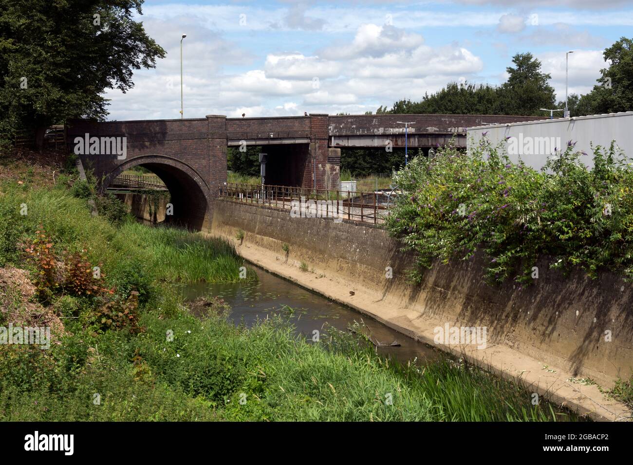 Il fiume Cherwell vicino alla stazione ferroviaria di Banbury, Oxfordshire, Inghilterra, Regno Unito Foto Stock