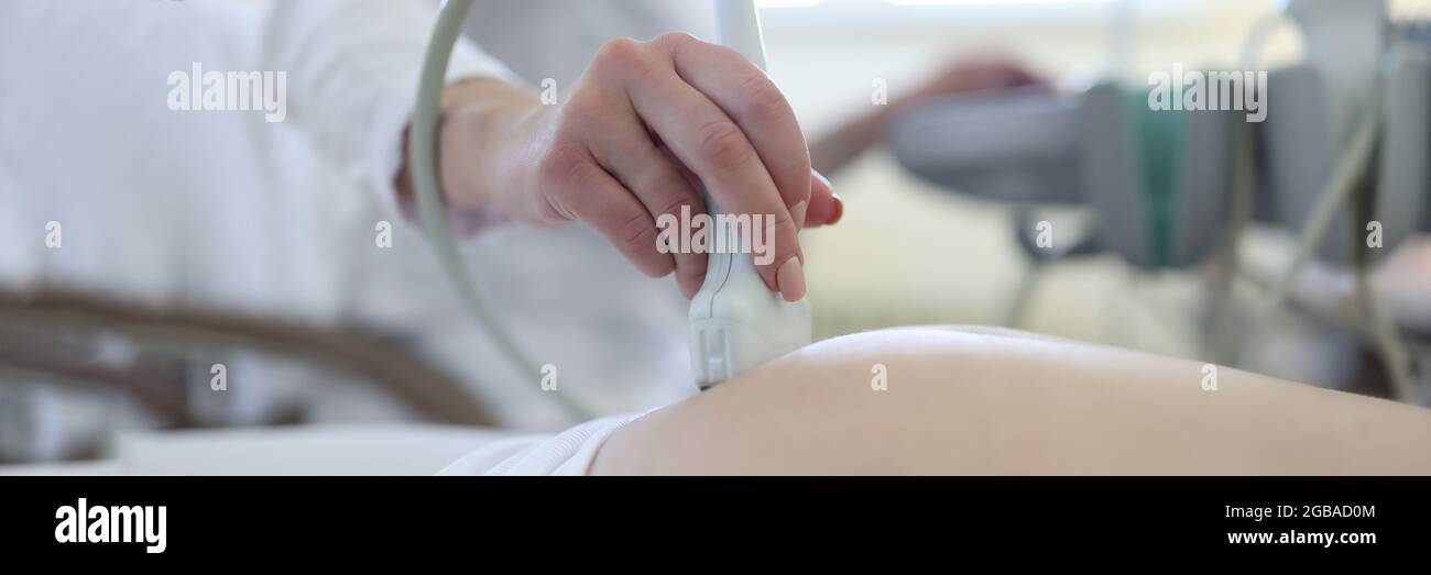 Il medico di Uzist conduce l'esame medico della donna incinta Foto Stock