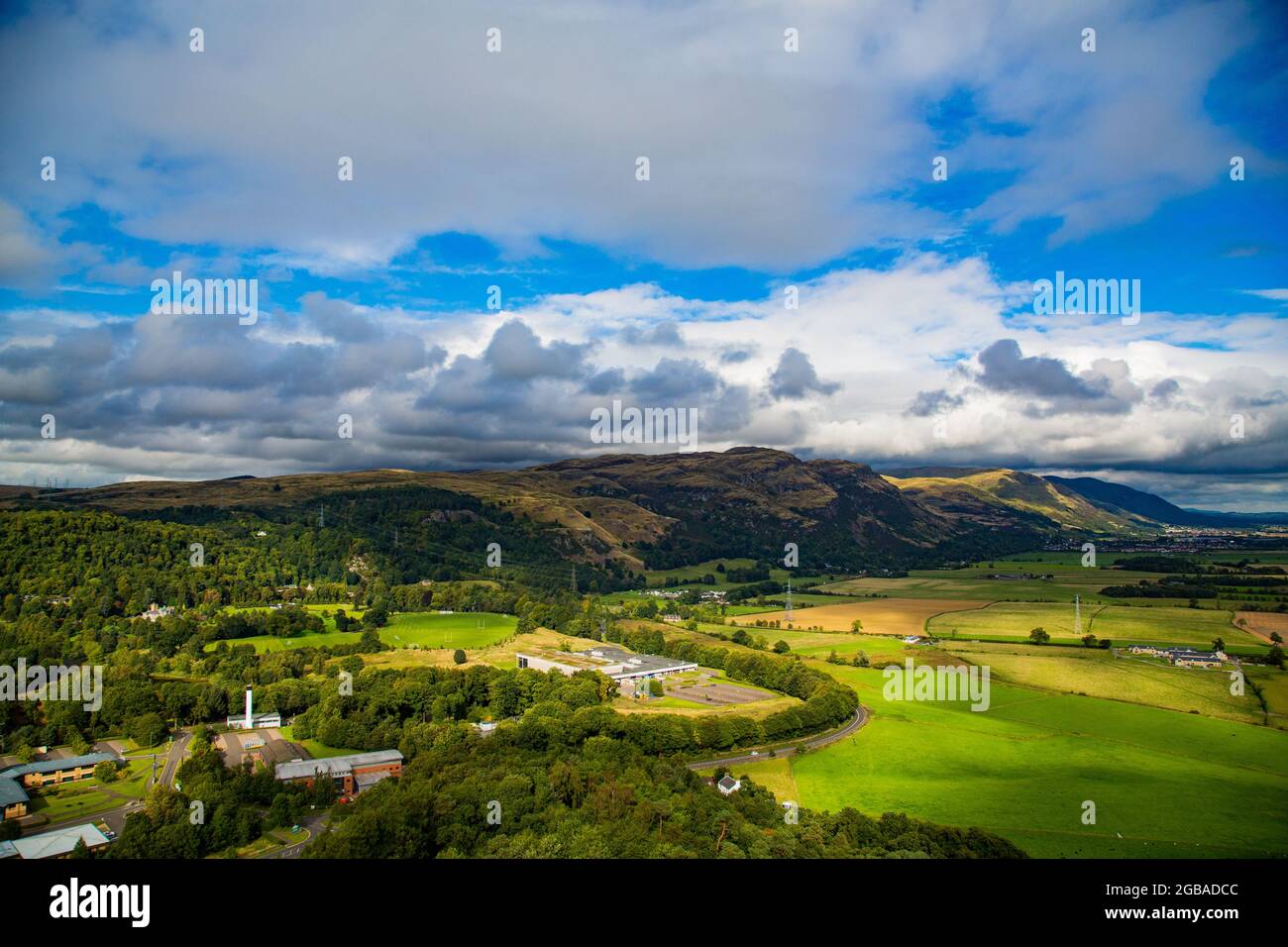 Vista de paisaje con meandro de rio, praderas verdes y montañas, desde el monumento a William Wallace Foto Stock