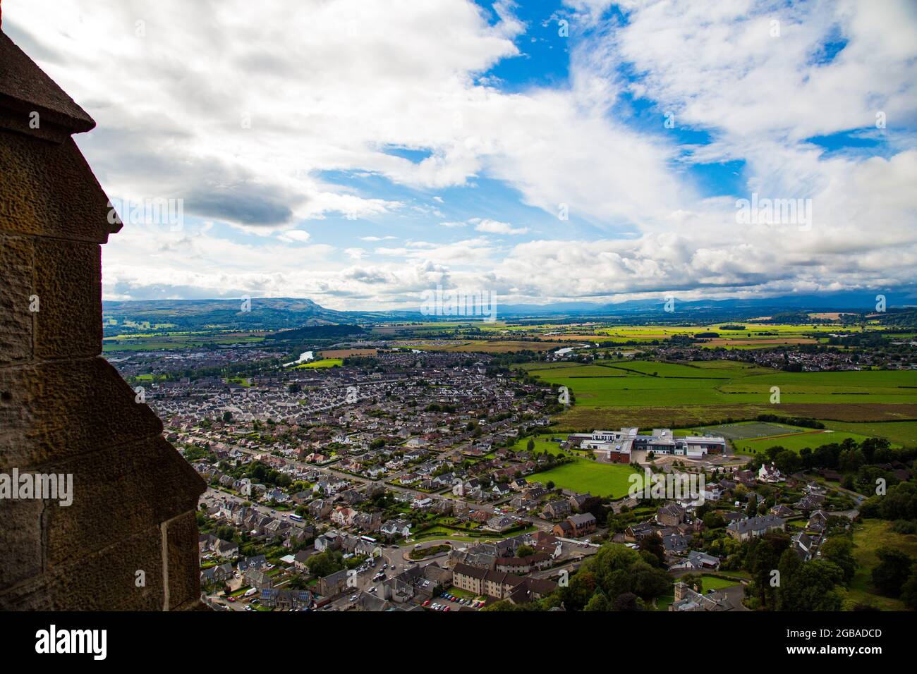 Vista de paisaje con meandro de rio, praderas verdes y montañas, desde el monumento a William Wallace Foto Stock