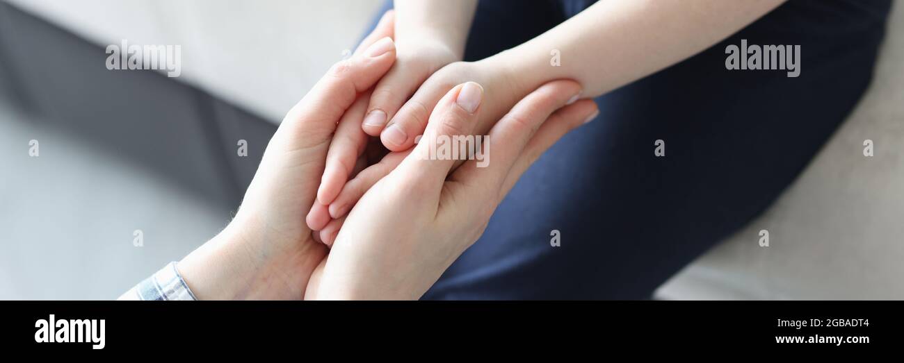 Le palme di madre e di ragazza sono unite insieme Foto Stock