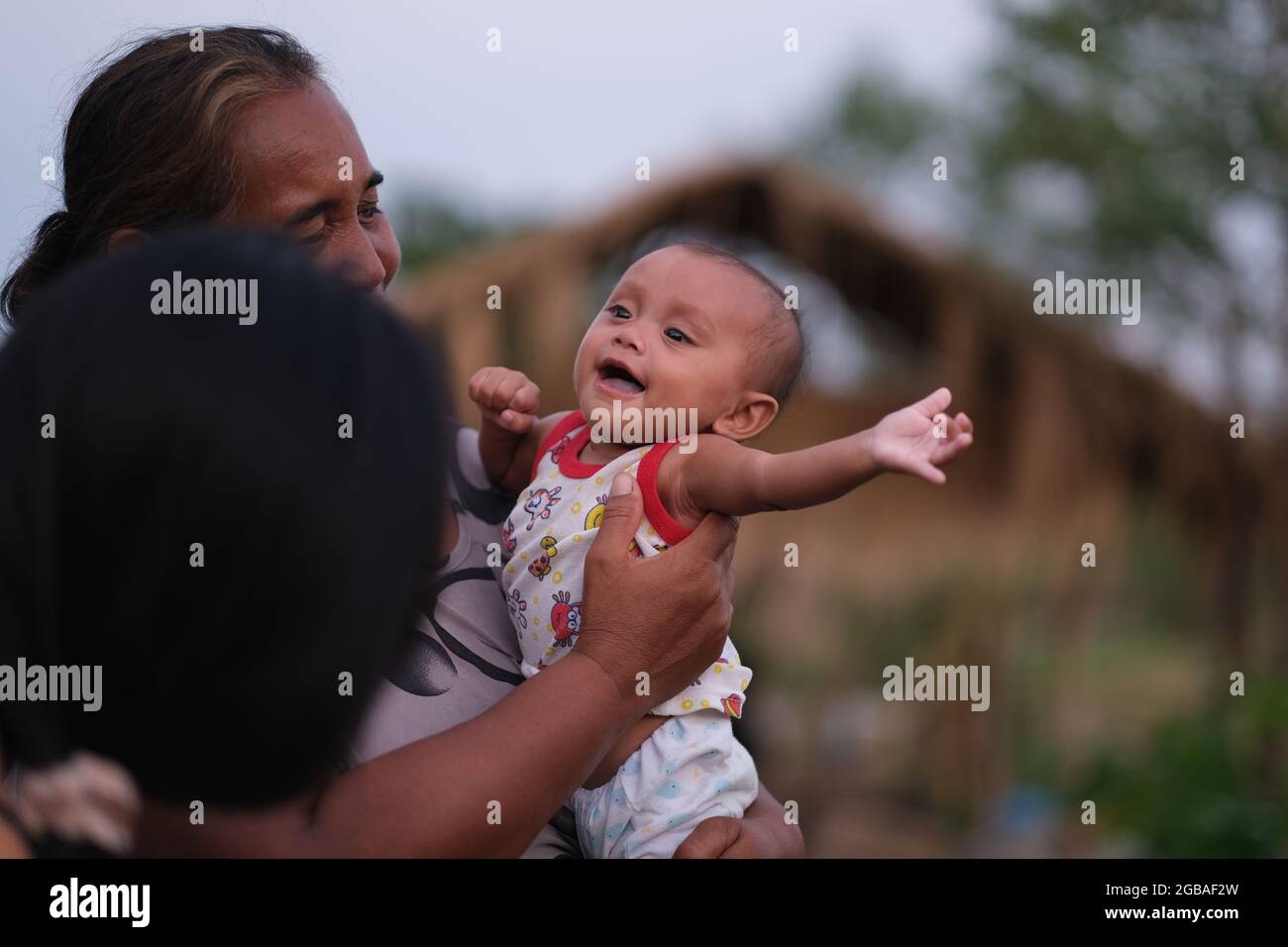 La nonna tailandese gioca con la nipote infantile, entrambi ovviamente felici Foto Stock