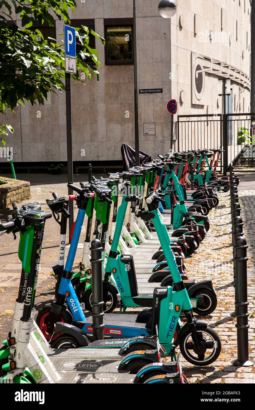 Parcheggio per scooter elettrico in via Margarethenkloster vicino alla cattedrale, Colonia, Germania. Parkflaeche fuer Elektroscooter an der Stras Foto Stock