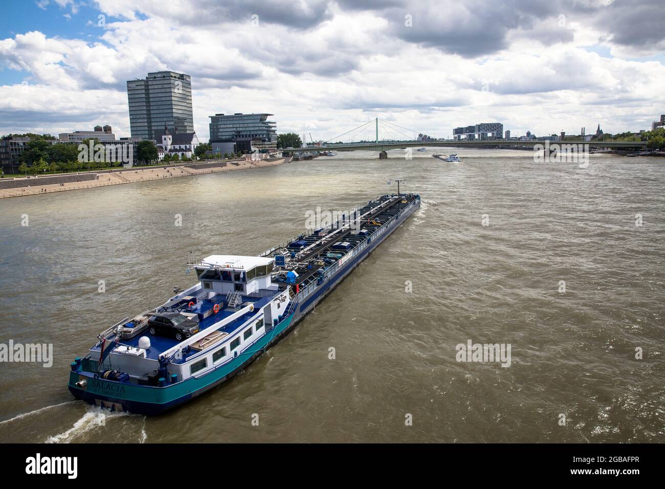 Nave cisterna sul Reno, il quartiere Deutz con l'alto edificio Lanxess Tower, Colonia, Germania. Tankschiff auf dem Rhein, Stadtteil Deutz Foto Stock