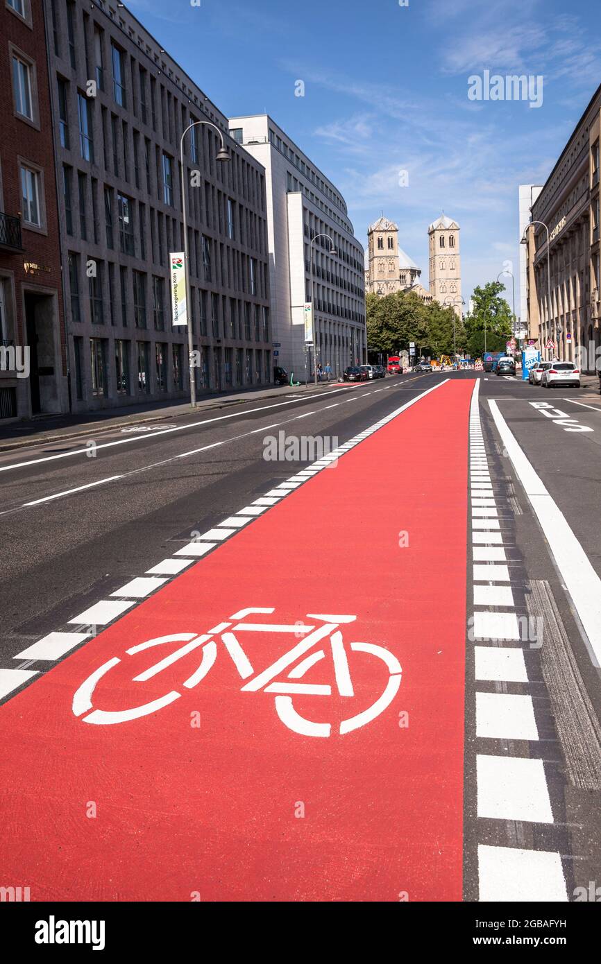 Pista ciclabile allargata sulla via Gereon, chiesa di San Gereon, Colonia, Germania. Verbreiterter Radweg auf der Gereonstrasse, St. Gereon Kirche, Koeln, Foto Stock