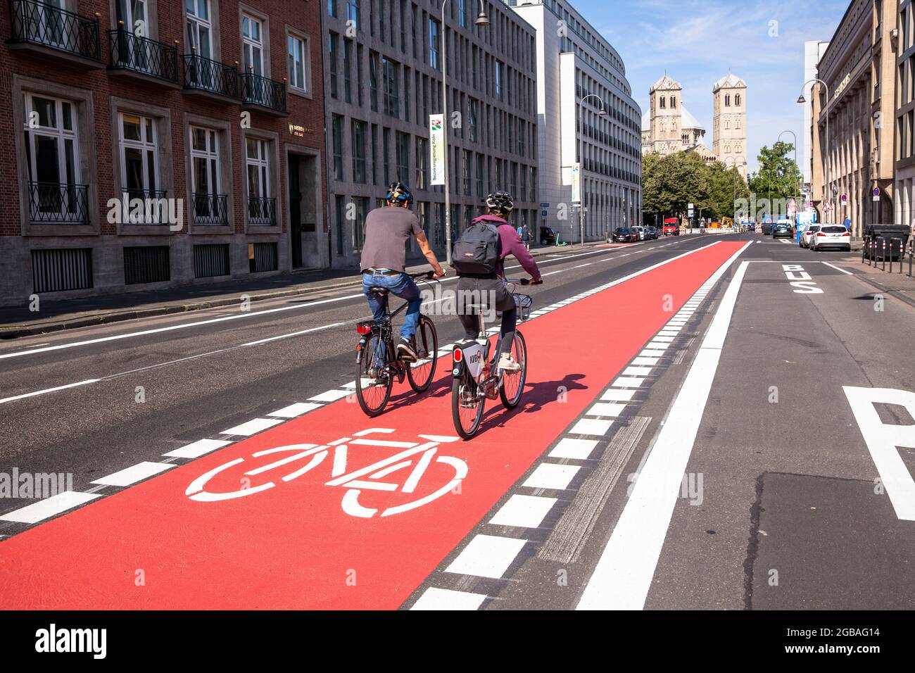 Pista ciclabile allargata sulla via Gereon, chiesa di San Gereon, Colonia, Germania. Verbreiterter Radweg auf der Gereonstrasse, St. Gereon Kirche, Koeln, Foto Stock