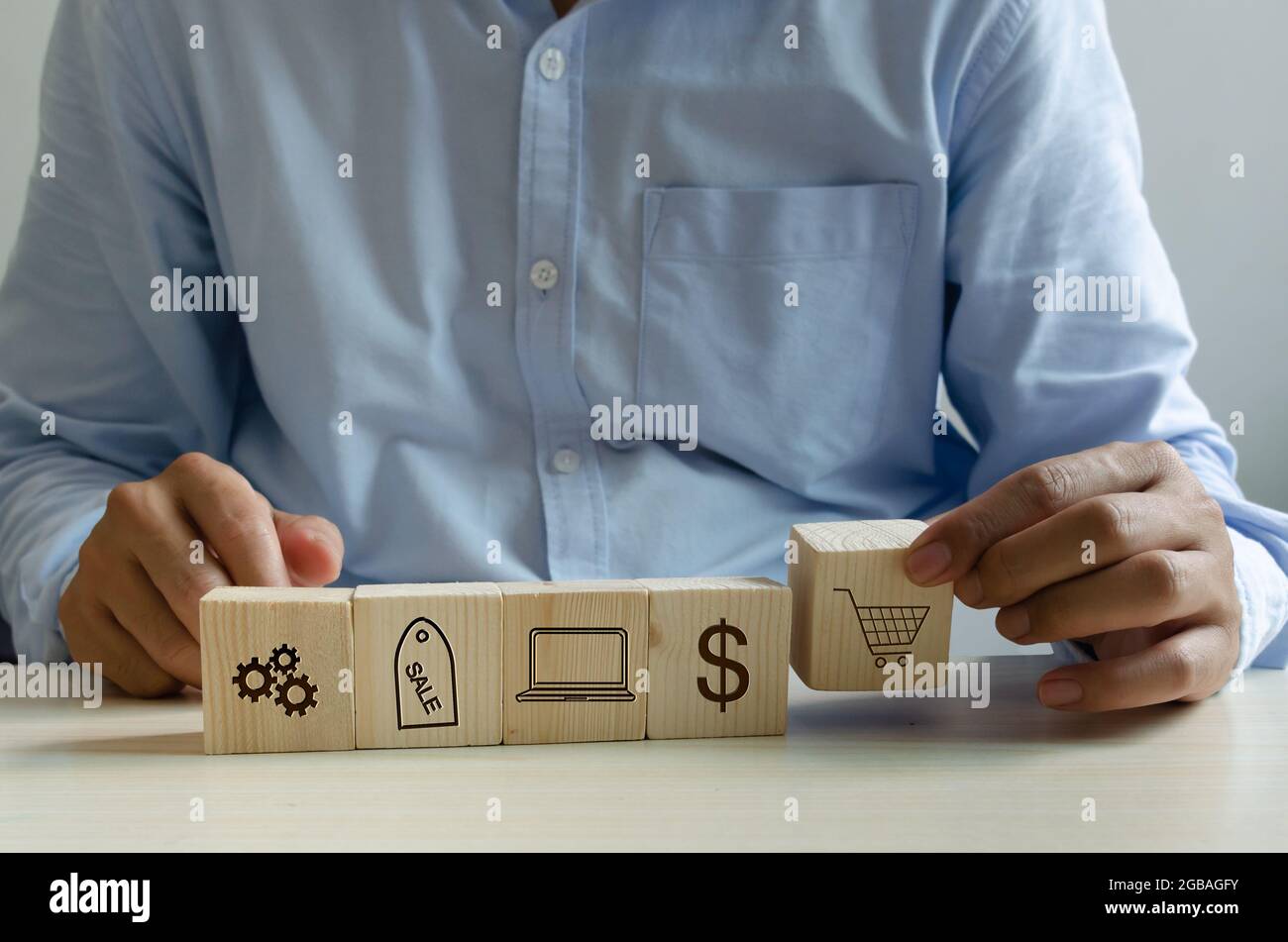 uomo mano che tiene il cubo sul concetto di affari dell'icona di vendita in linea della tabella di shopping Foto Stock