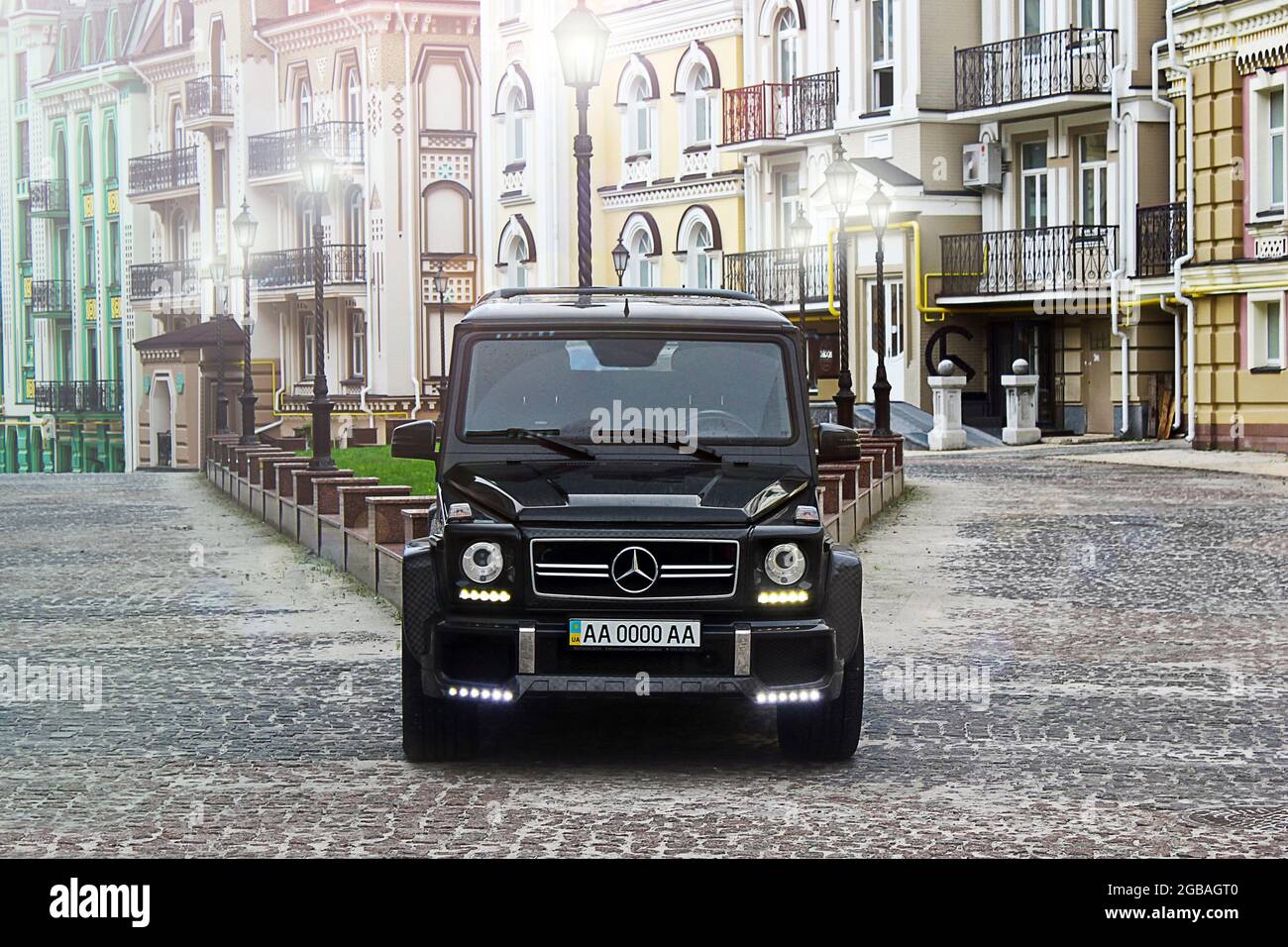 Kiev, Ucraina - 21 aprile 2015: Mercedes-Benz G55 AMG sullo sfondo di vecchie case Foto Stock