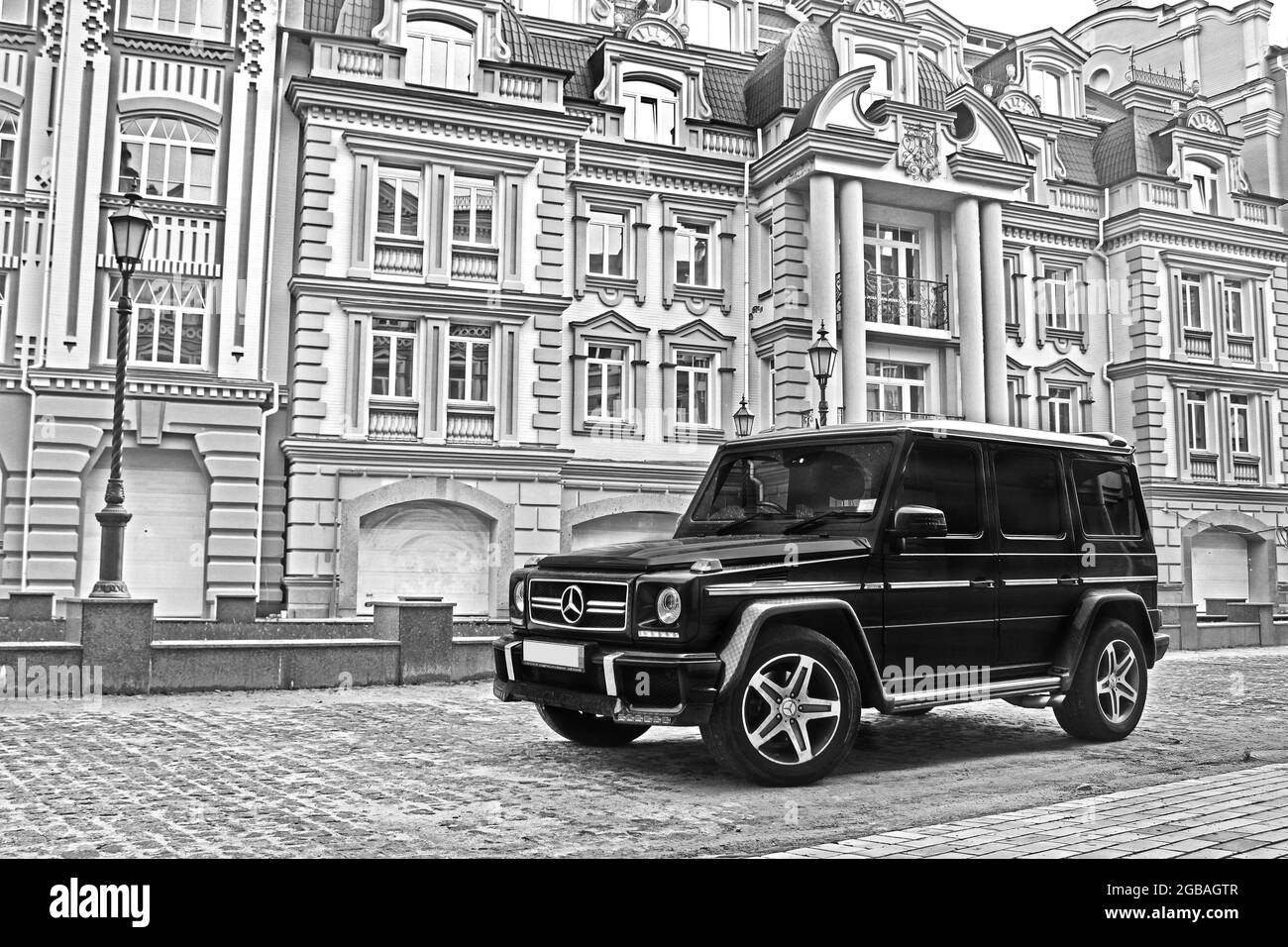 Kiev, Ucraina - 21 aprile 2015: Mercedes-Benz G55 AMG sullo sfondo di vecchie case Foto Stock