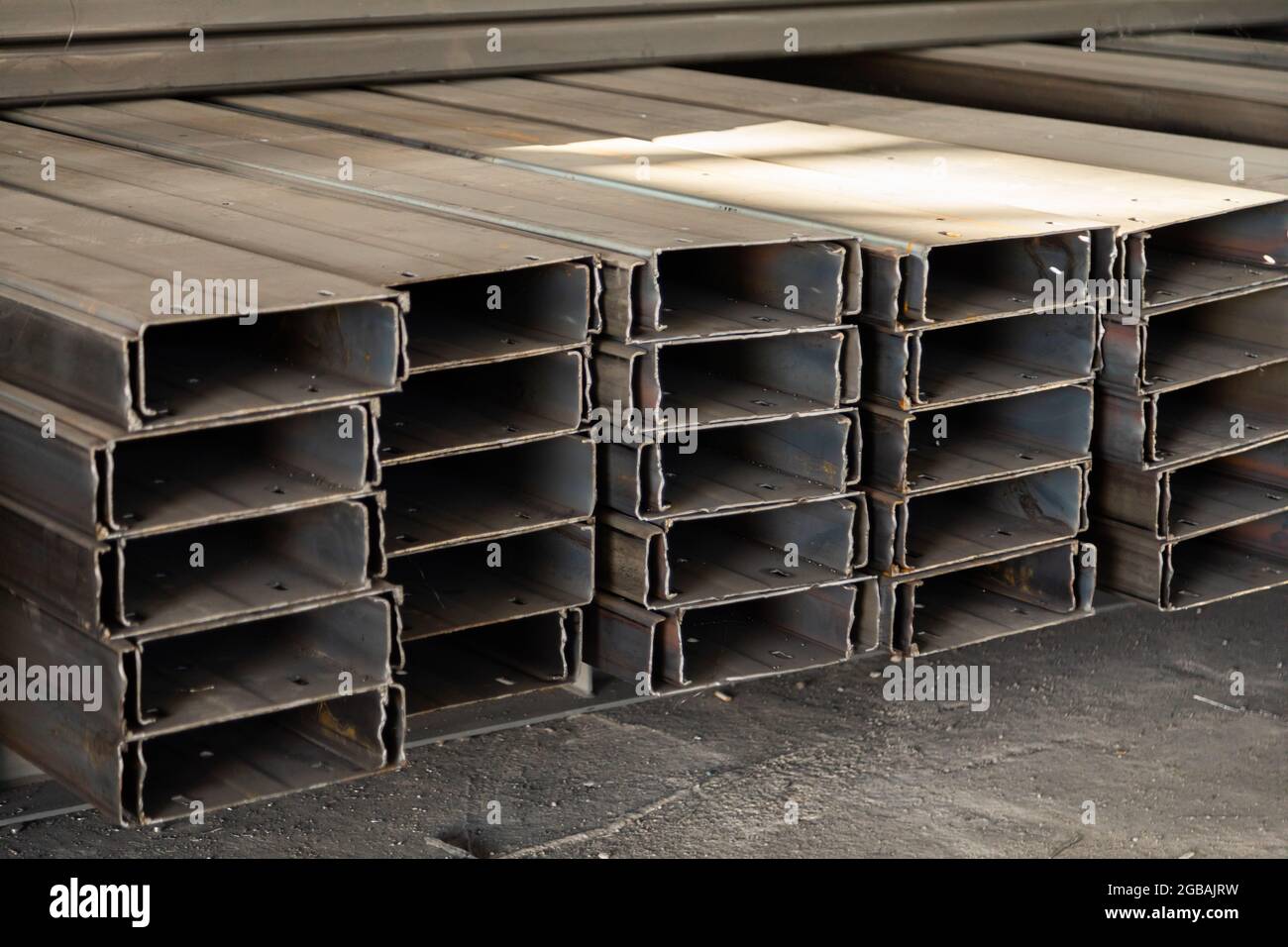 Tubi e tubi in acciaio utilizzati per l'edilizia, lip​ channel​ steel​ leggero Foto Stock