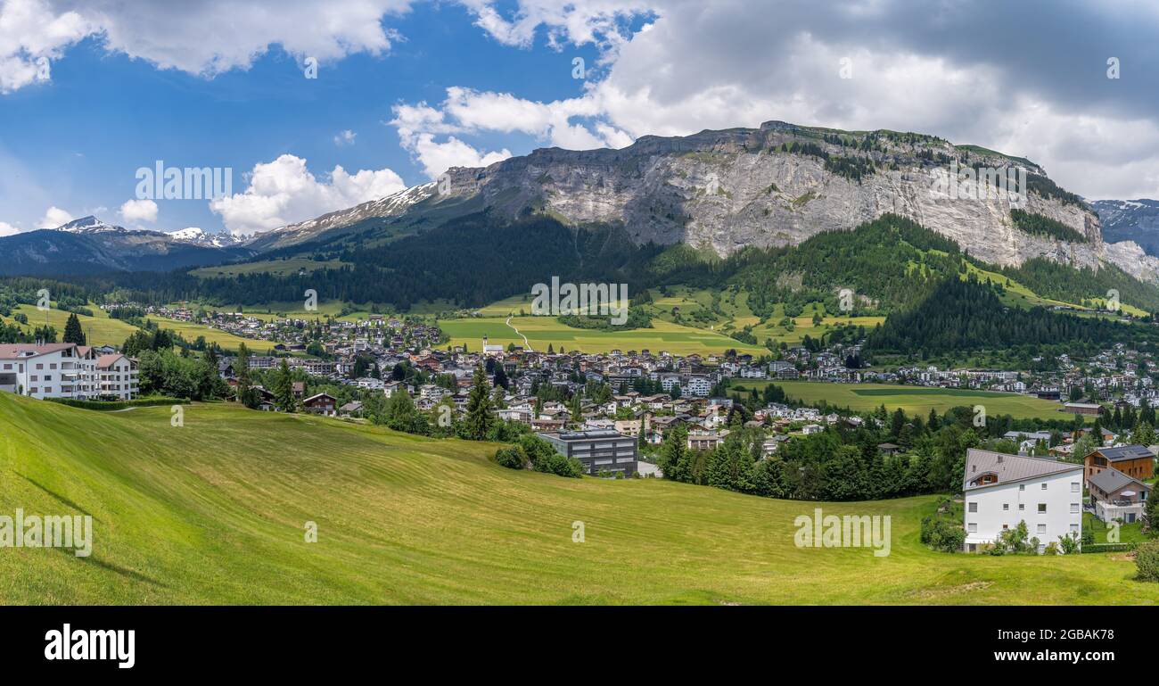 Flims è un comune del Cantone svizzero di Graubünden, nella regione di Imboden. La città di Flims è dominata dal monte Flimserstein. Foto Stock