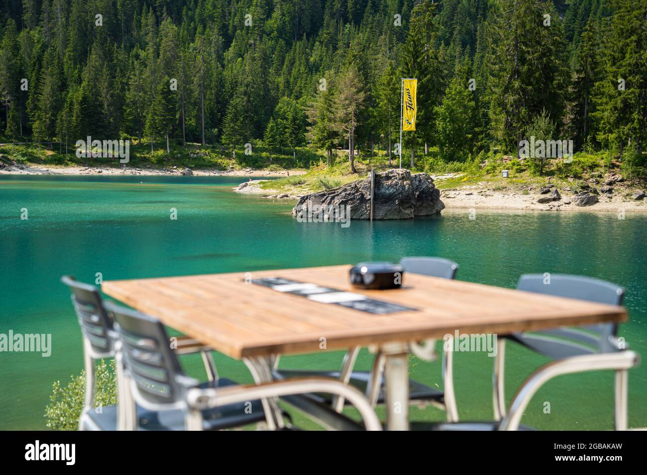 Tavolo ristorante sul lago Caumasee si trova nella parte meridionale del comune di Flims, nel cantone svizzero di Graubunden. Foto Stock