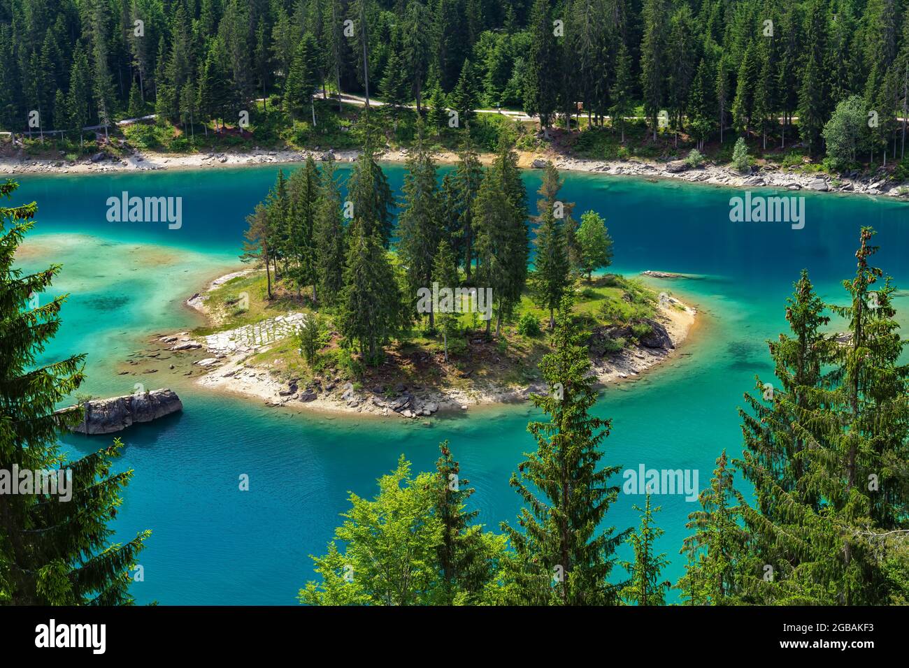 Il lago Caumasee con la sua idilliaca isola si trova nella parte meridionale del comune di Flims, nel cantone svizzero di Graubunden. Foto Stock