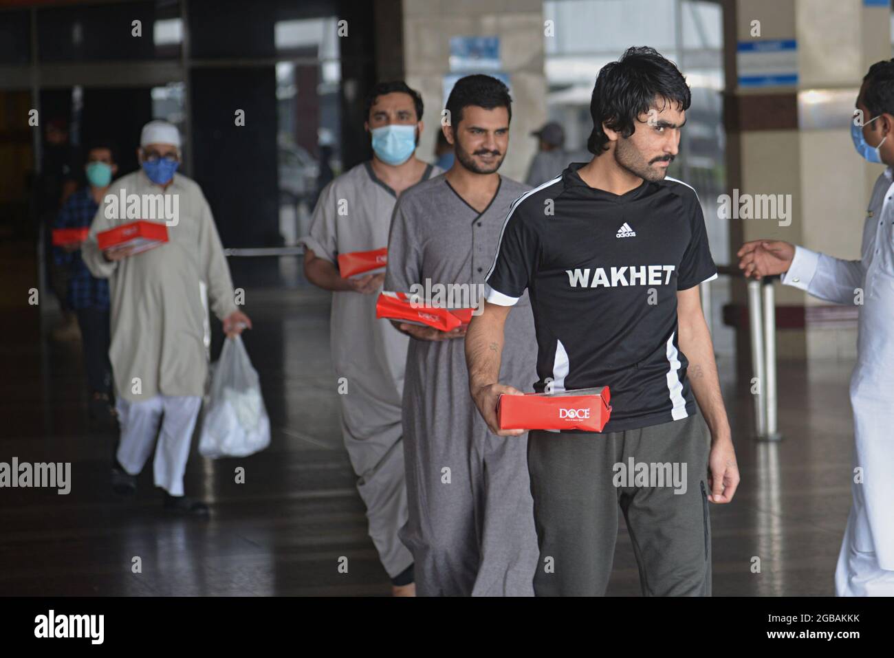 Lahore, Pakistan. 3 agosto 2021. Ventotto pakistani liberati dalla prigione dell'Arabia Saudita hanno raggiunto l'aeroporto Allama Iqbal di Lahore. Il governo ha pagato il viaggio di 19 passeggeri. Sono arrivati all'aeroporto di Allama Iqbal tramite il volo PIA 9248 il martedì mattina. Saranno condotti i test del Covid-19 e sarà loro permesso di lasciarli una volta chiari. Farrukh Habib di PTI e Ijaz Chaudhry li accolsero. Essi hanno detto che prima di questo, 62 pakistani sono stati riportati. (Foto di Rana Sajid Hussain/Pacific Press) Credit: Pacific Press Media Production Corp./Alamy Live News Foto Stock