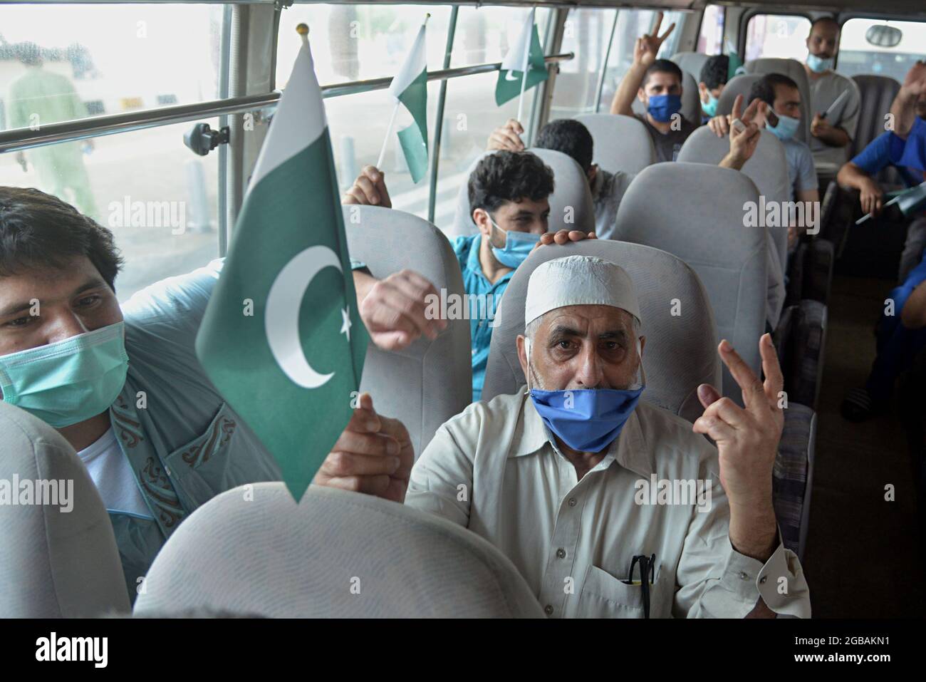 Lahore, Pakistan. 3 agosto 2021. Ventotto pakistani liberati dalla prigione dell'Arabia Saudita hanno raggiunto l'aeroporto Allama Iqbal di Lahore. Il governo ha pagato il viaggio di 19 passeggeri. Sono arrivati all'aeroporto di Allama Iqbal tramite il volo PIA 9248 il martedì mattina. Saranno condotti i test del Covid-19 e sarà loro permesso di lasciarli una volta chiari. Farrukh Habib di PTI e Ijaz Chaudhry li accolsero. Essi hanno detto che prima di questo, 62 pakistani sono stati riportati. (Foto di Rana Sajid Hussain/Pacific Press) Credit: Pacific Press Media Production Corp./Alamy Live News Foto Stock