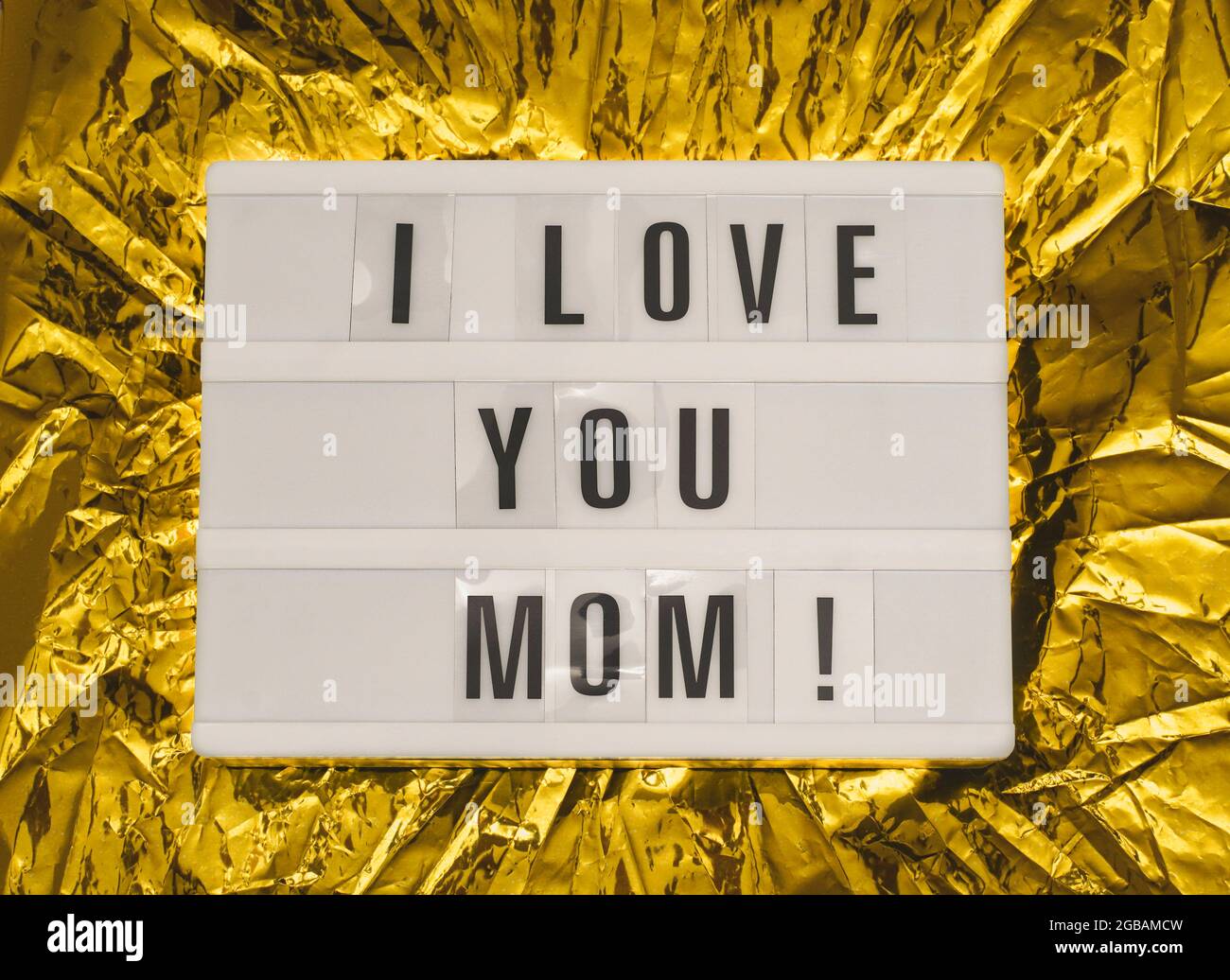 Buona carta del giorno della Madre. Amore e felice madre carta giorno con elegante cornice di testo lightbox con l'iscrizione ti amo mamma su oro brillante backgrou Foto Stock