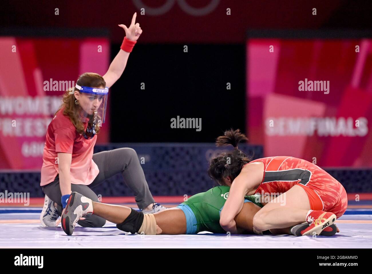 Tokyo, Giappone. 02 agosto 2021. SoRONZONBOLD Battseteg (MGL) contro OBORUDUDU Benedizione (NGR), semifinali, wrestling, freestyle femminile, Wrestling Women WFS WomenÂ‚Ã „Ã´s Freestyle, 68 kg il 08/02/2021, Makuhari Messe Hall A. 2020 Olimpiadi estive, dal 23.07 . - 08.08.2021 a Tokyo/Giappone. Â¬ di credito: dpa/Alamy Live News Foto Stock