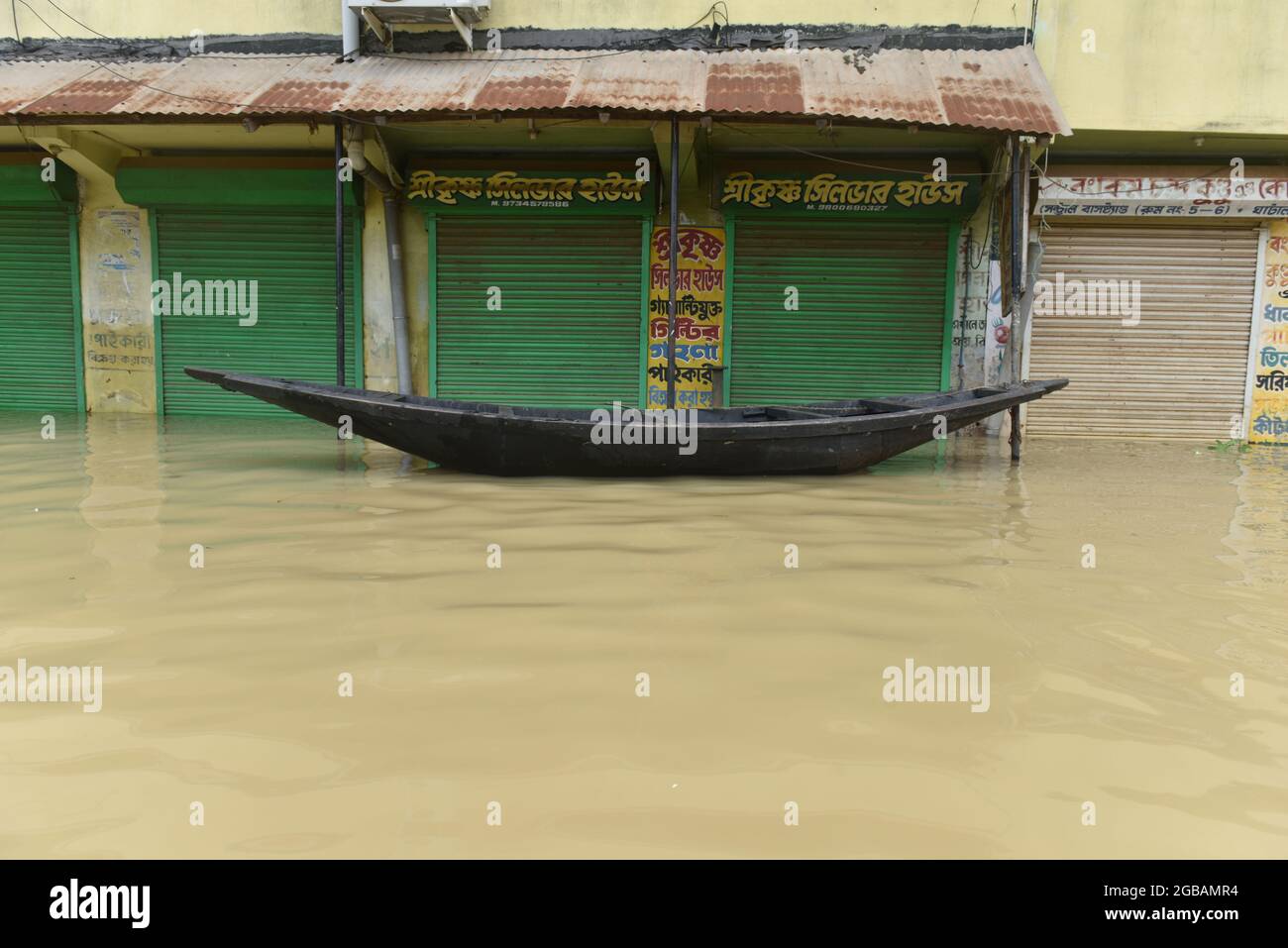 Ghatal, India. 02 agosto 2021. La gente usa la barca per spostarsi nella zona di Ghatal del distretto di Paschim Medinipur. La regione è allagata a causa di un aumento del livello delle acque del fiume Shilabati e diversi distretti del Bengala stanno affrontando un pesante deflusso degli ultimi giorni a causa della bassa pressione che si è formata sulla baia del Bengala. La suddivisione del Ghatal nel distretto di Paschim Medinipur del Bengala occidentale è considerata il posto più vulnerabile ad un disastro climatico che è inondazione. (Foto di Sukhomoy Sen/Pacific Press/Sipa USA) Credit: Sipa USA/Alamy Live News Foto Stock