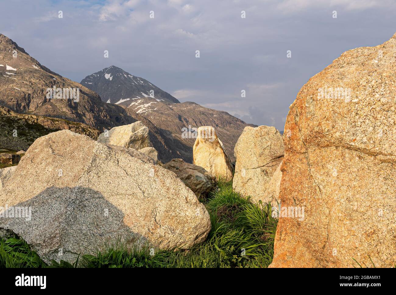 Un gruppo di grandi pietre in cima al passo di Julierpass in Svizzera Foto Stock