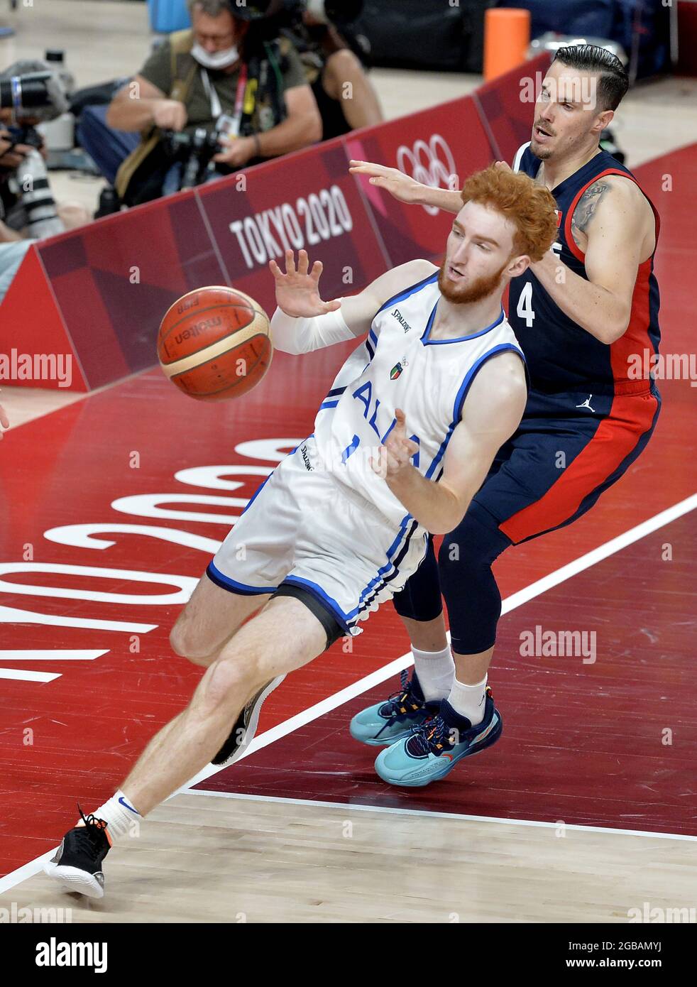 Il Nico Mannion in Italia riceve la palla in Bounds davanti al francese Thomas Heurtel durante la partita finale di basket maschile alle Olimpiadi di Tokyo 2020 martedì 3 agosto 2021 a Tokyo, Giappone. Foto di Mike Theiler/UPI Foto Stock