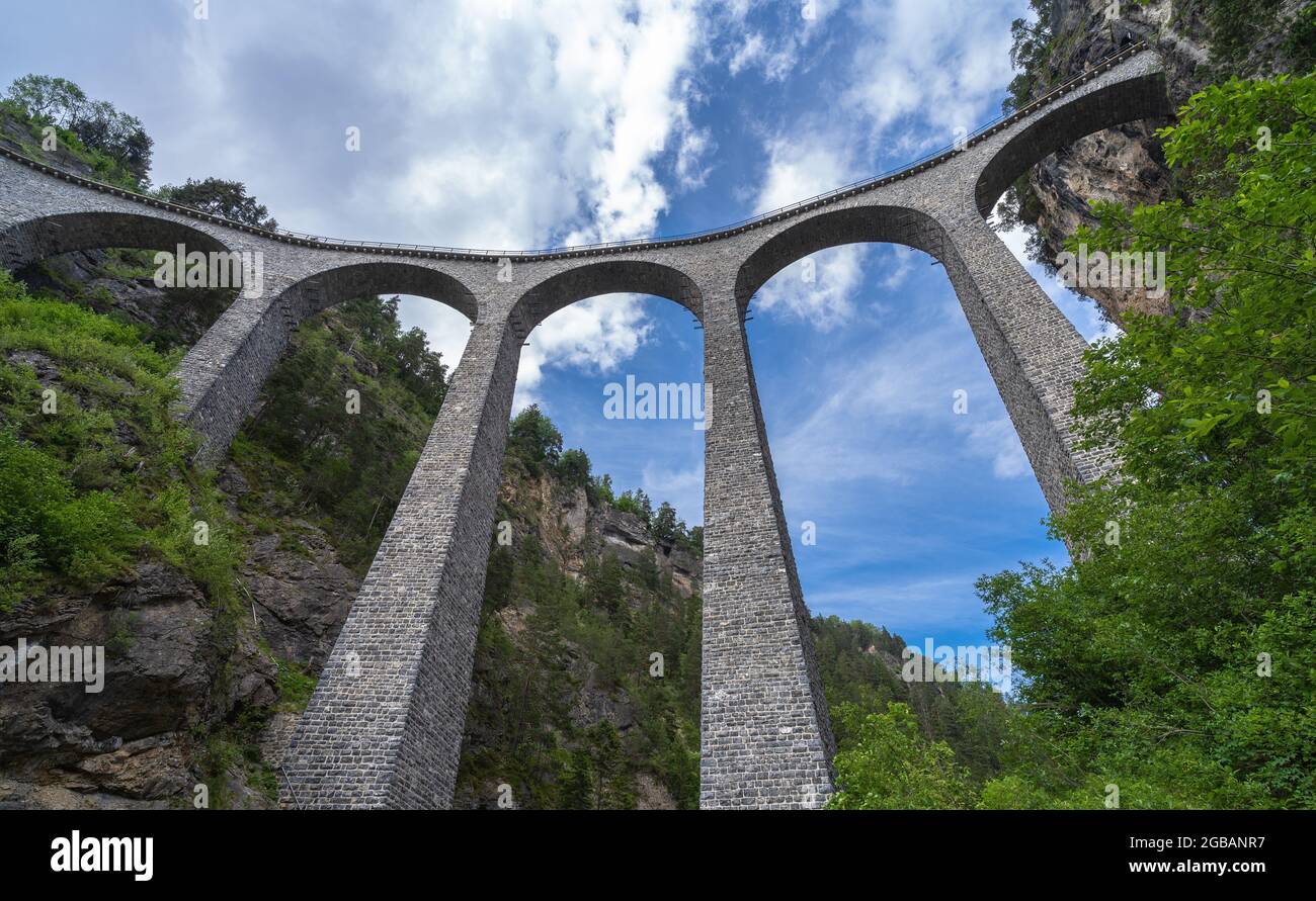 Filisur, Svizzera - 17 giugno 2021: Famoso viadotto Landwasser vicino Filisur città nelle alpi svizzere Foto Stock