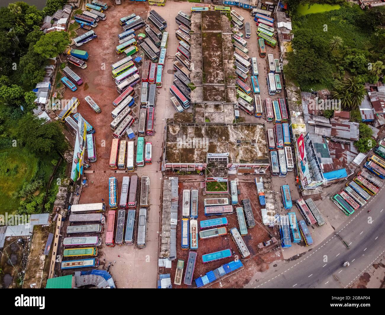 Barishal, Banglades, 3 agosto 2021: Vista aerea presa con un drone, di autobus linea fino al Barishal Bus Stand, uno dei bus-stand più trafficati nella regione meridionale del Bangladesh, tra settimana di blocco in Bangladesh come tentativo di fermare la diffusione del Covid-19. Credit: Mustasinur Rahman Alvi / Eyepix Group/Alamy Live News Foto Stock