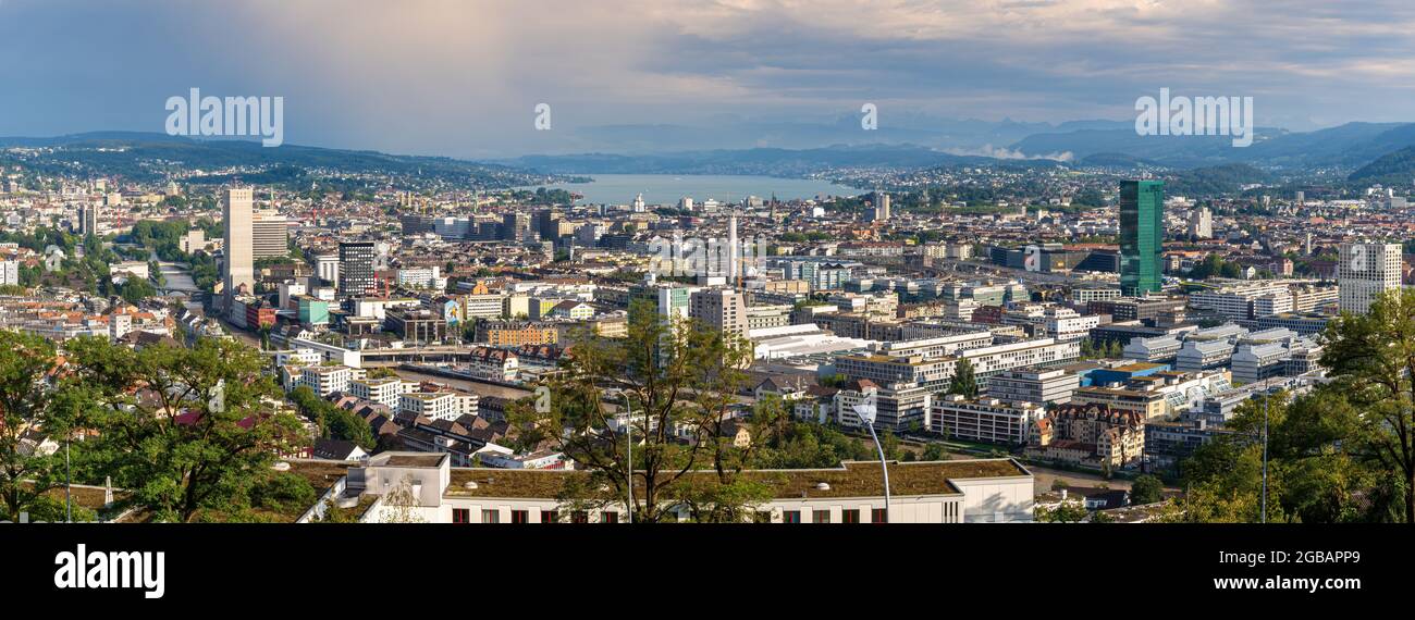 Splendido panorama cittadino di Zürich, la città più grande della Svizzera. Si trova nella Svizzera centro-settentrionale, all'estremità nord-occidentale del lago Zü Foto Stock