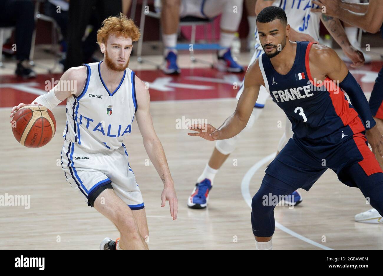 Tokyo, Giappone. 3 agosto 2021. Il Nico Mannion italiano dribbling la palla  come Timotel Luwu Cabarrot francese difende durante la partita finale di  basket maschile alle Olimpiadi di Tokyo 2020, martedì 3