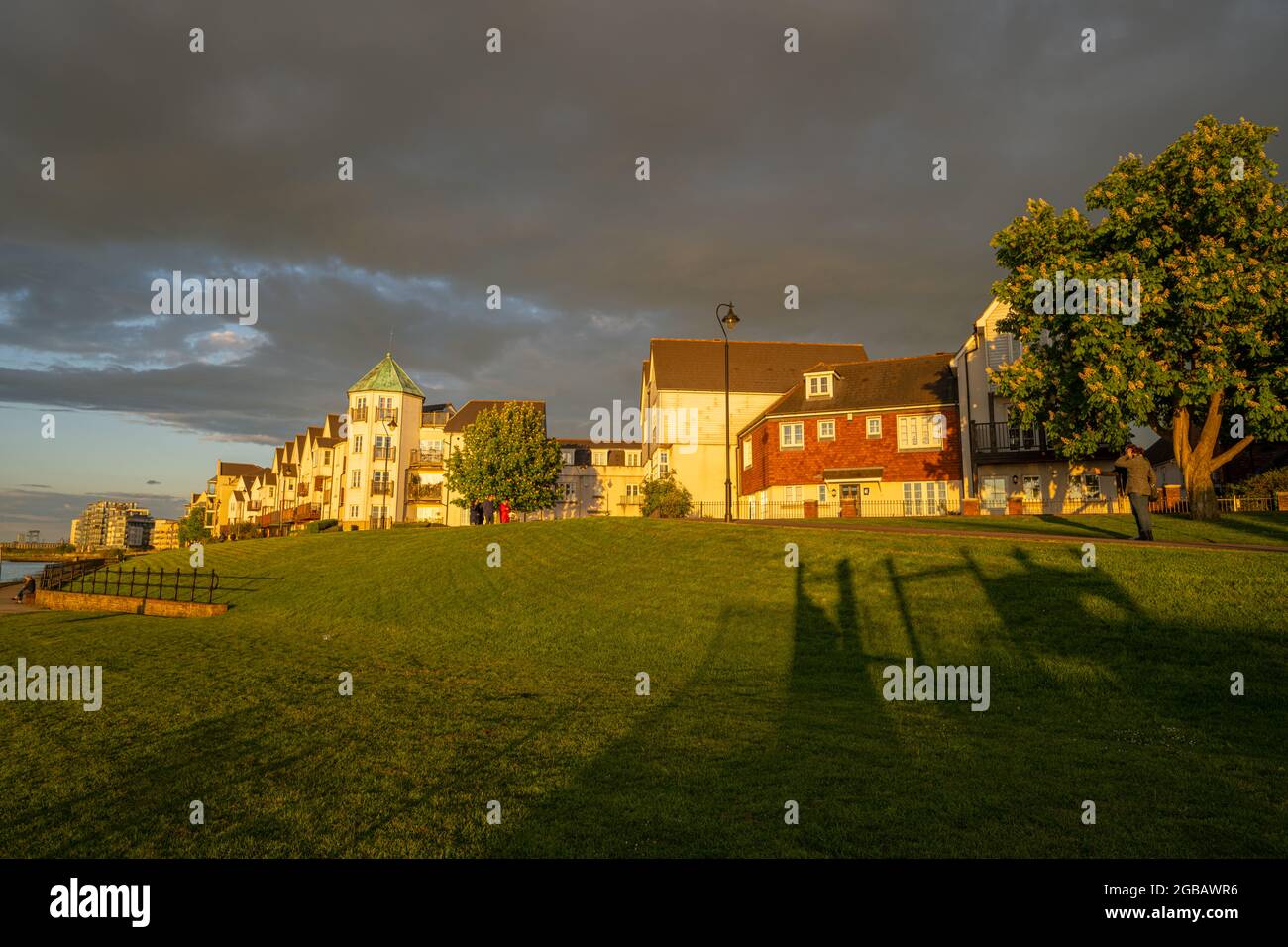 Alloggio a Ingress Park Greenhitha Kent, al tramonto. Foto Stock