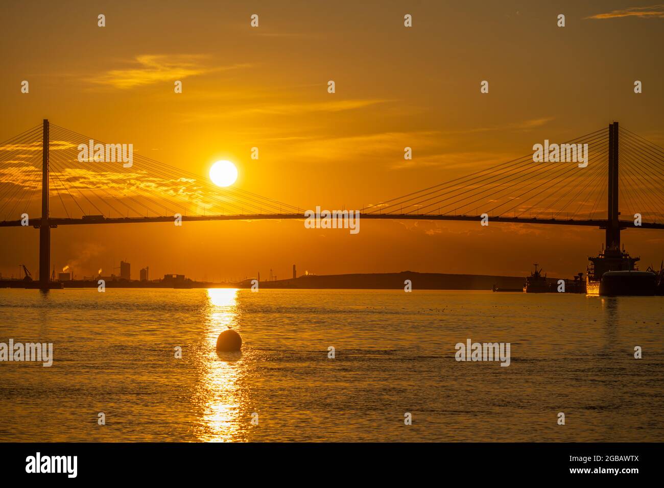 Guardando il Ponte di Dartford al tramonto dal lungomare di Greenhitha Kent. Foto Stock