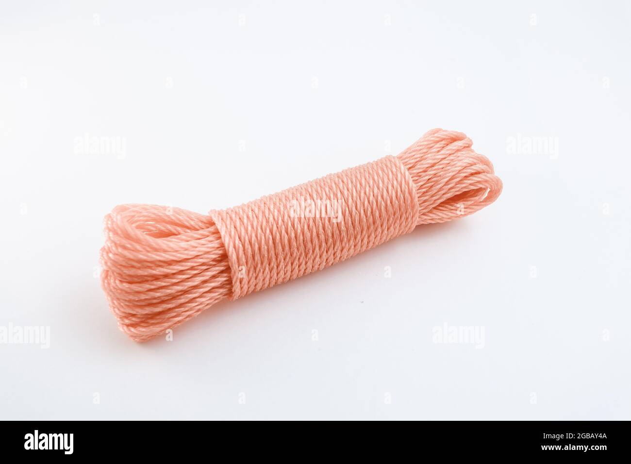 stendibiancheria in rosa su sfondo bianco isolato Foto Stock