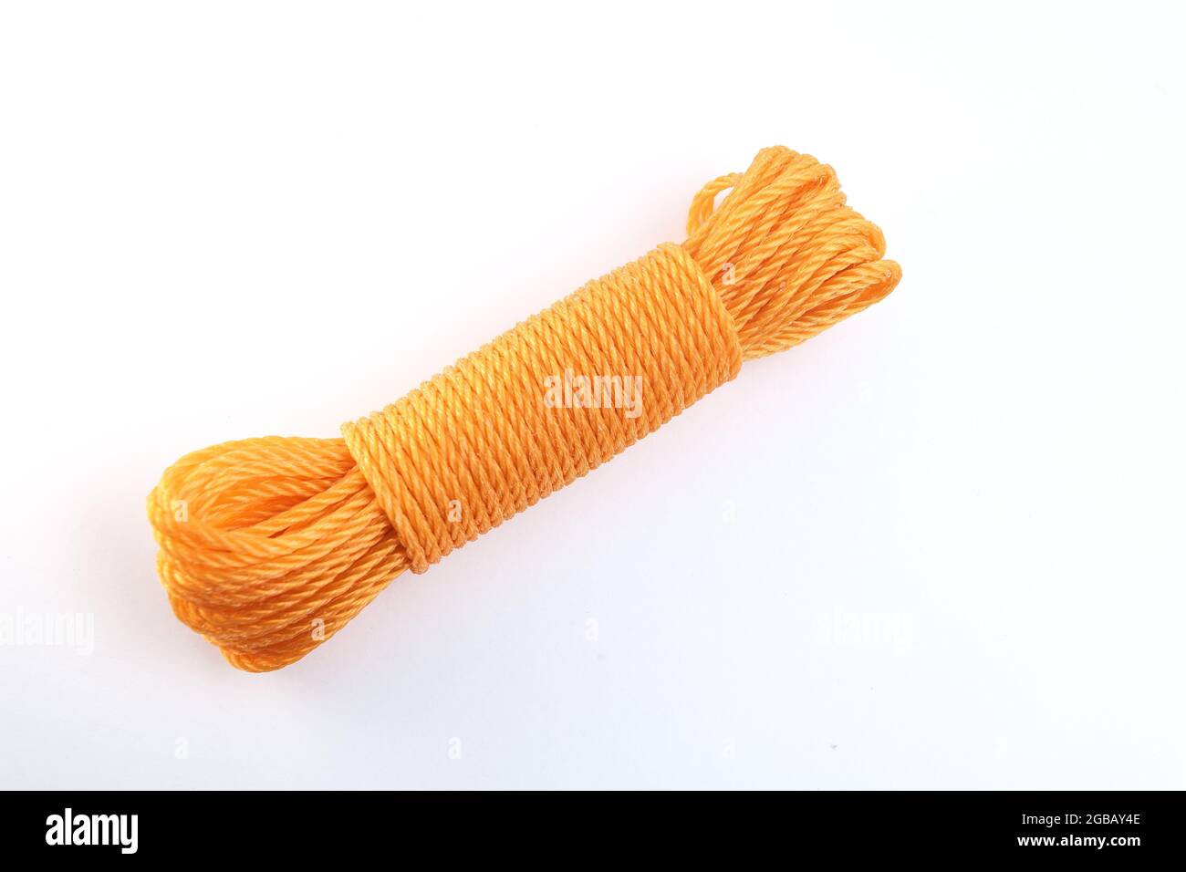 stendibiancheria arancione su fondo bianco isolato Foto Stock