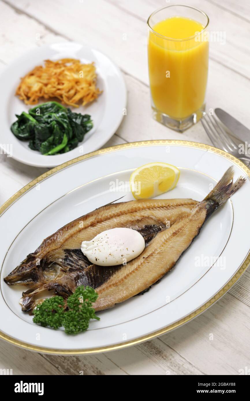 kipper (aringa affumicata) e uova in camicia, tradizionale piatto britannico per la colazione Foto Stock