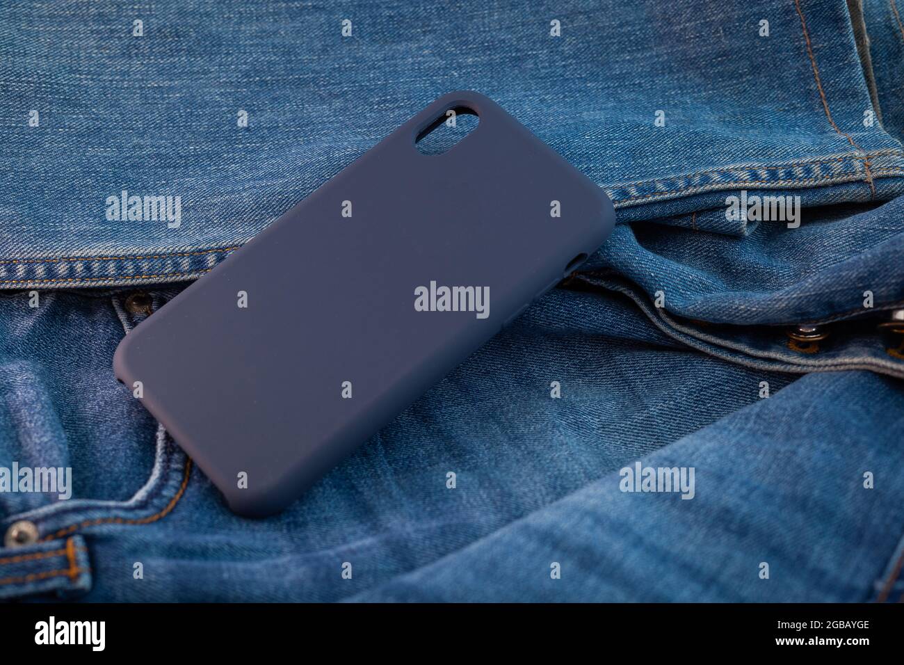 custodia per cellulare multicolore su sfondo in denim Foto Stock