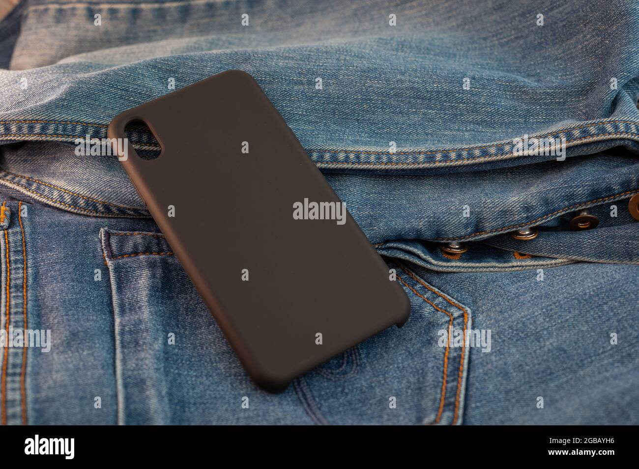 custodia per cellulare multicolore su sfondo in denim Foto Stock
