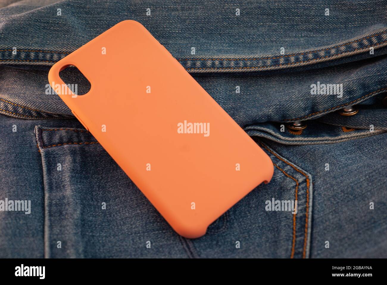 custodia per cellulare multicolore su sfondo in denim Foto Stock