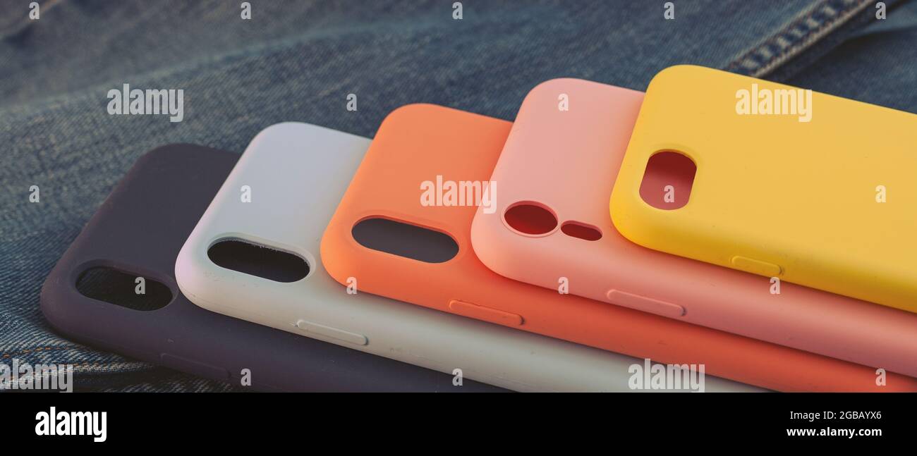 custodia per cellulare multicolore su sfondo in denim Foto Stock