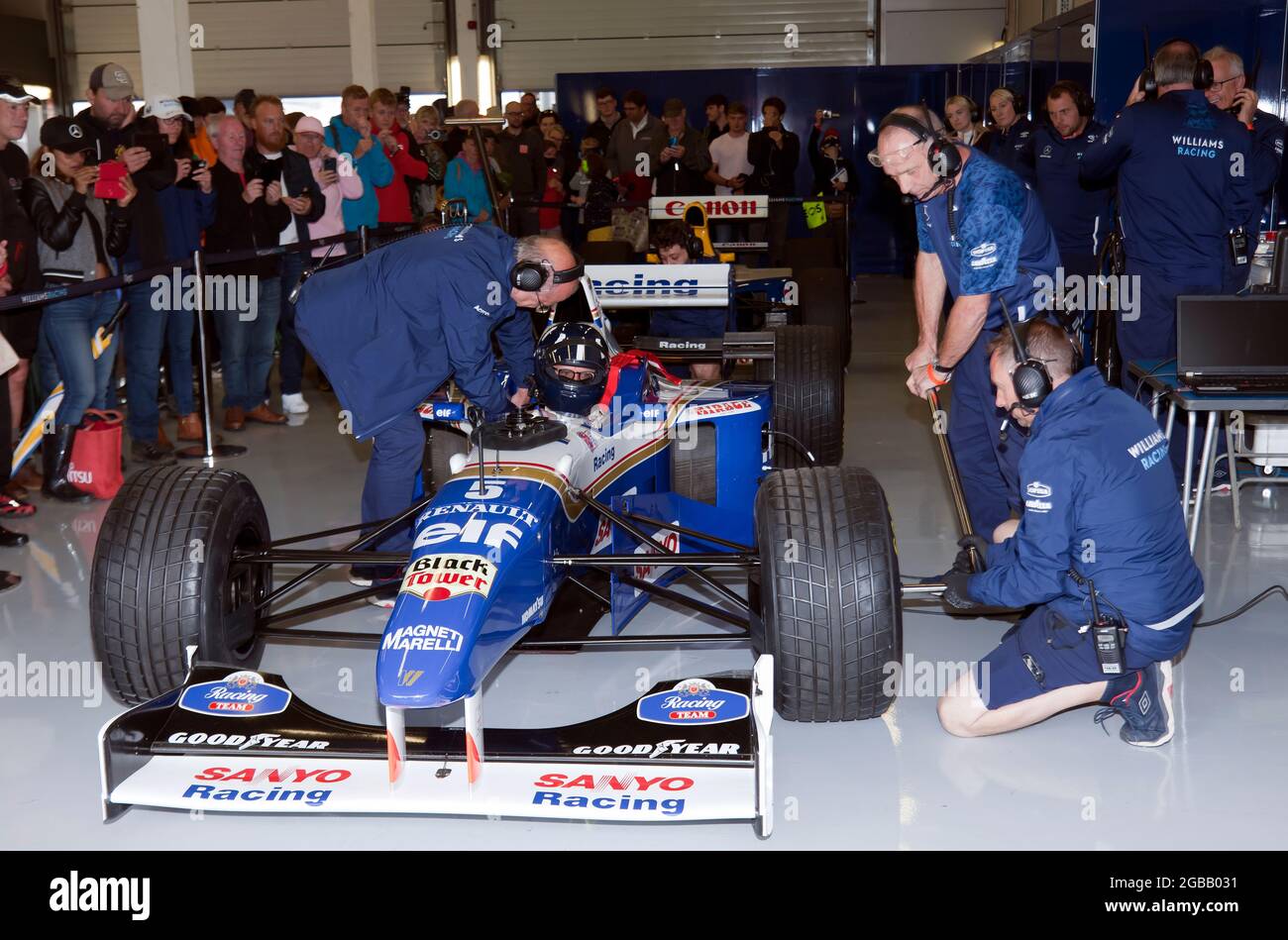 Il team Williams Racing prepara il Campionato di Damon Hill che Wining Williams FW18 Formula One Car per diversi giri ad alta velocità intorno a Silverstone. Foto Stock