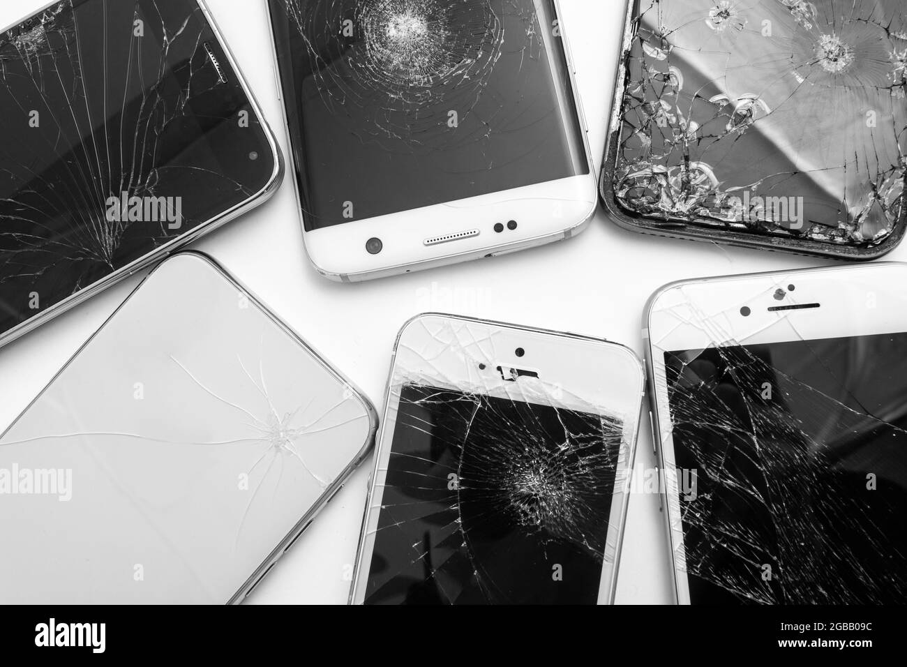 trama del telefono rotta su sfondo bianco Foto Stock