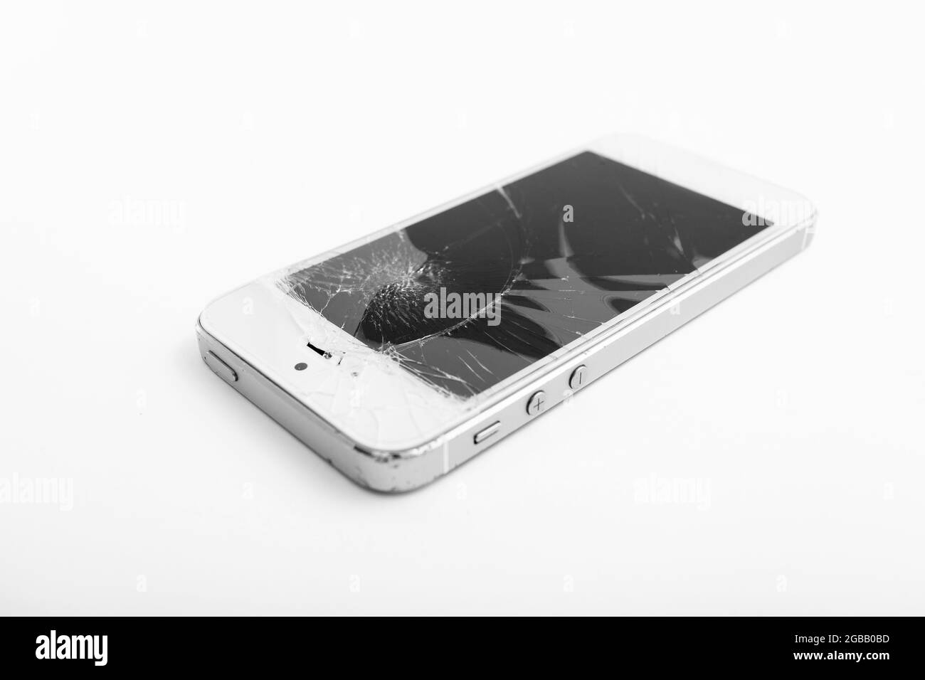 display del telefono cellulare rotto su sfondo bianco Foto Stock