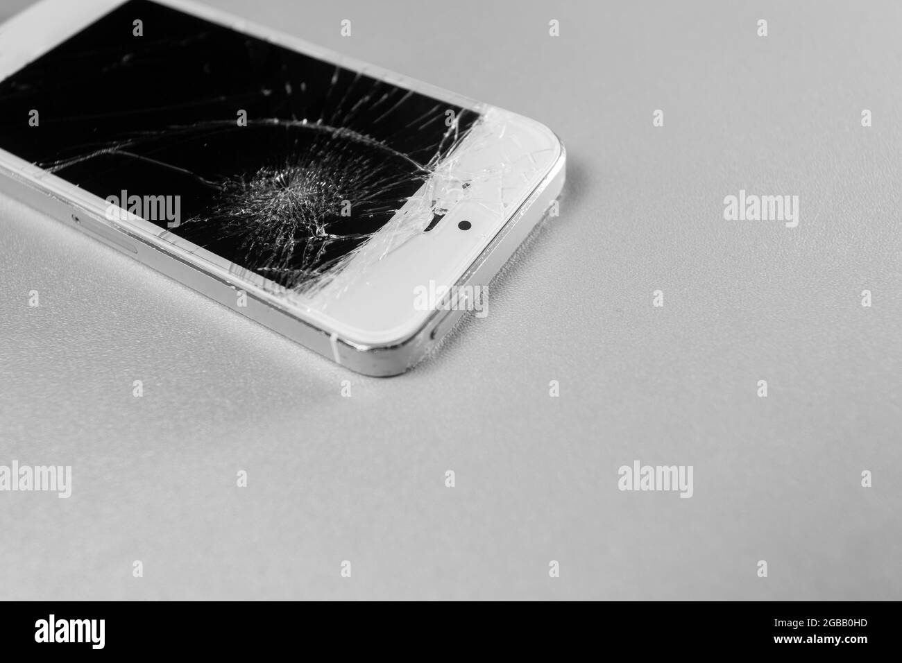 display del telefono cellulare rotto su sfondo bianco Foto Stock