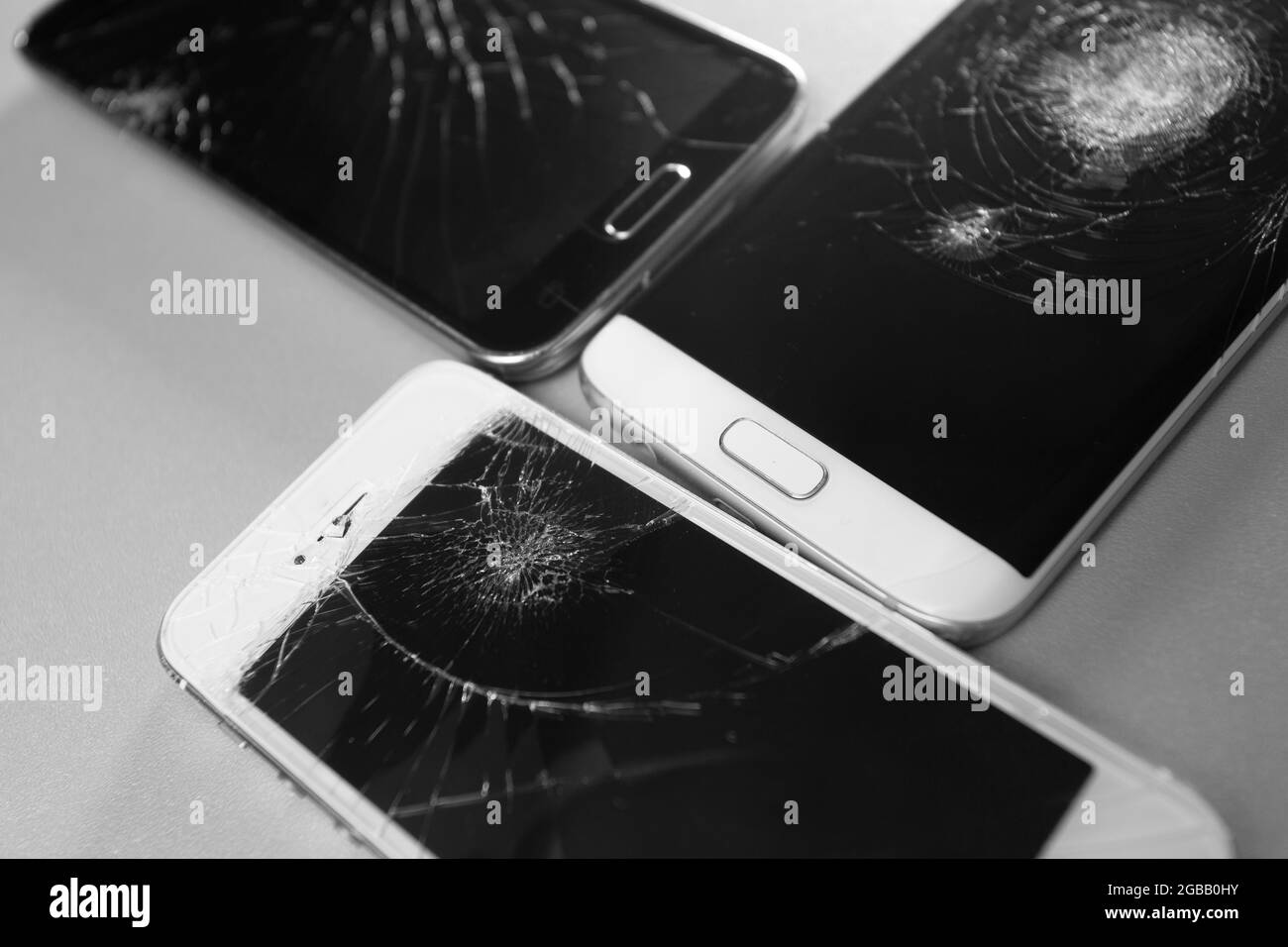 display del telefono cellulare rotto su sfondo bianco Foto Stock