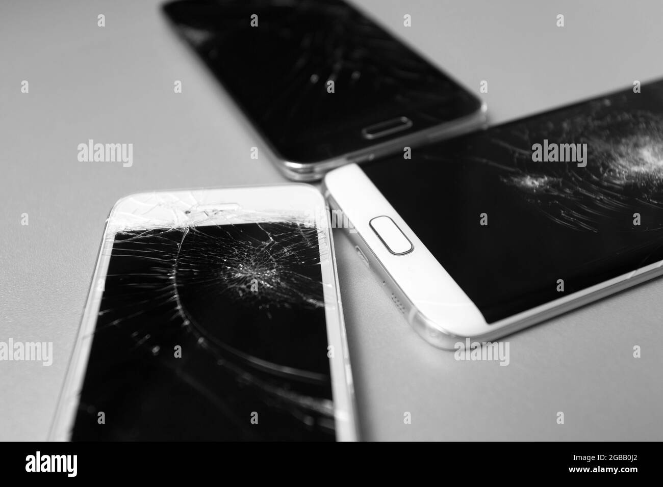 display del telefono cellulare rotto su sfondo bianco Foto Stock