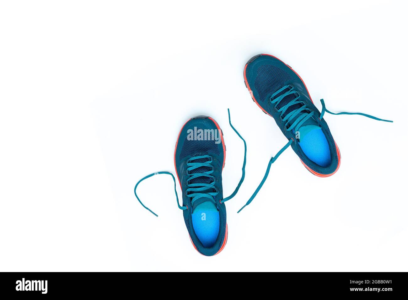 sneakers blu su sfondo bianco isolato Foto Stock